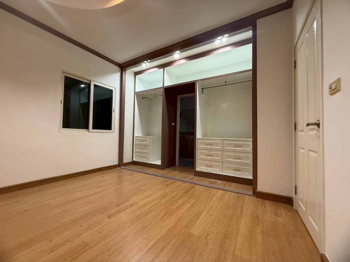 picture Golden Neo Onnut - Pattanakarn - 9/21