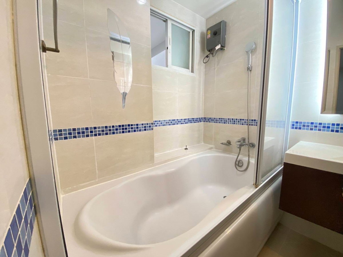 picture life Sathorn 10 for Rent, New Renovation, BTS Saint-Louis Huge Side - 7/10