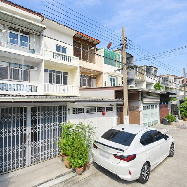 รูป ทาวน์เฮาส์ 3 ชั้น 3นอน 2น้ำ 18ตร.ว. ถ.ลาดพร้าว104-113 รพ.เวชธานี 300 ม. แฮปปี้แลนด์ เดอะมอลล์บางกะปิ - รูปที่ 1/8