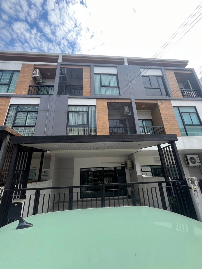 รูป S04-0099 Townhome for rent, Trio Romklao Project - รูปที่ 1/10
