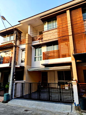 เช่าทาวน์โฮม ศรีนครินทร์ 45 : ให้เช่าทาวน์โฮม 3 ชั้น โครงการ พลัส ซิตี้ พาร์ค ศรีนครินทร์-สวนหลวง