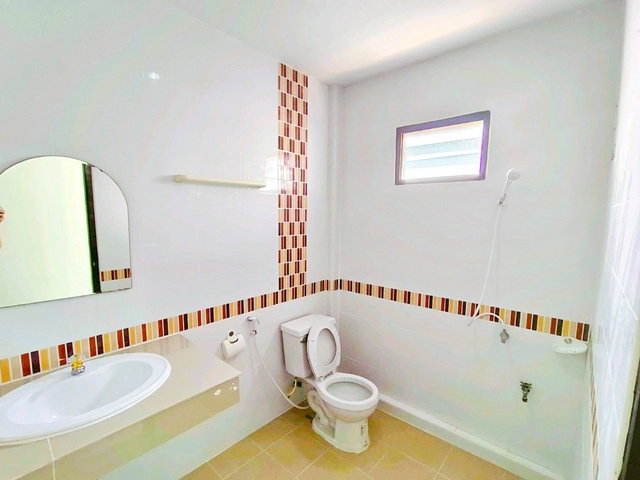 รูป ทาวน์เฮ้าส์ 2 ชั้น 3 นอน 2 น้ำ WashXpress ซอยวัดใหญ่ ใกล้วัดเอี่ยมประชามิตร 400 ม.20 ตร.ว. 160 ตร.ม. รร.วัดแหลมฟ้าผ่า 1.8 กม. - รูปที่ 3/8