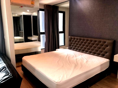 Condos for sale : Ideo Q Chula Samyan【𝐒𝐄𝐋𝐋 & 𝐑𝐄𝐍𝐓】🔥A room with a sleek and sophisticated design, in a dark color scheme.🔥 Contact Line ID: @hacondo