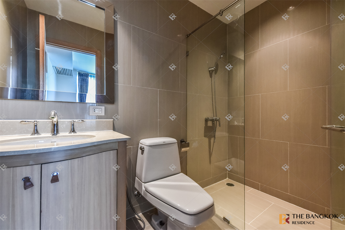 picture The Empire Place Luxury Condo at Special Price - 6/10