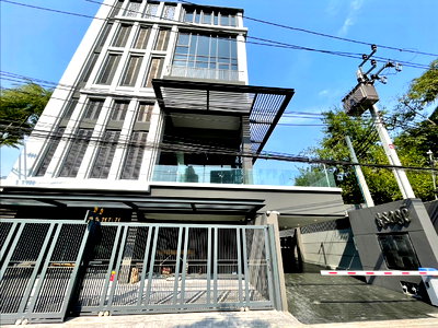 เช่าทาวน์โฮม กรุงเทพมหานคร : ให้เช่า Home Office หรู 4.5 ชั้น โครงการ Sage Thonglor | พร้อมลิฟต์และสระว่ายน้ำส่วนตัว | ทำเลทองหล่อ 25 ใจกลางเมือง