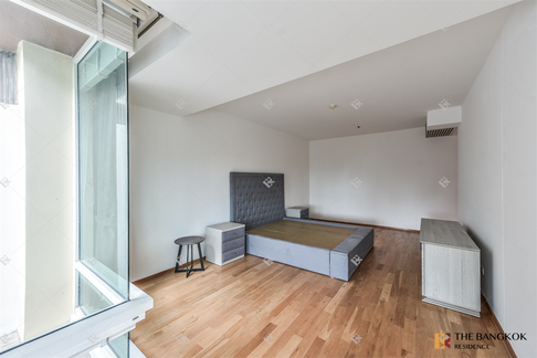 The Empire Place Luxury Condo at Special Price