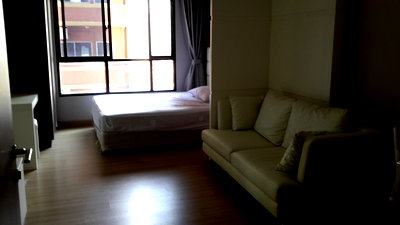 Condos for sale : Urbano Absolute Sathorn Taksin【𝐒𝐄𝐋𝐋 & 𝐑𝐄𝐍𝐓】🔥A warm, minimalist-toned room filled with natural light.🔥 Contact Line ID: @hacondo