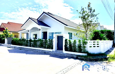 Houses for sale Chonburi : Acharming corner house in Suksiri Village Takhian Tia,