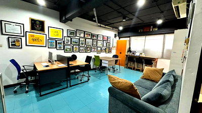 เช่าสำนักงาน ถนนเพชรบุรี กรุงเทพฯ : ปล่อยเช่าตึก3ชั้น RCAพระราม9 ตรงข้ามRoute66 ออฟฟิศ สำนักงาน ร้าน พิราทิส สตูดิโอ 3ชั้น 170ตรม ชั้น2-4 พื้นที่เป็นห้องเปล่าๆ มีแอร์ ไม่มีเฟอร์ 35,000