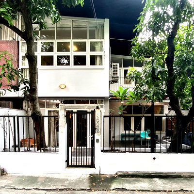 เช่าทาวน์โฮม เจ อเวนิว ทองหล่อ : LTH7061 – Vintage Townhouse FOR RENT in Ekkamai 3 beds 2 baths size 165 Sq.M. Nearby BTS Ekkamai station ONLY 65k/Month