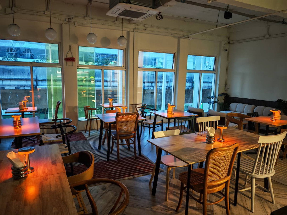 รูป เซ้งร้านนั่งชิลใจกลางสีลม วิวตึกมหานคร - รูปที่ 7/8