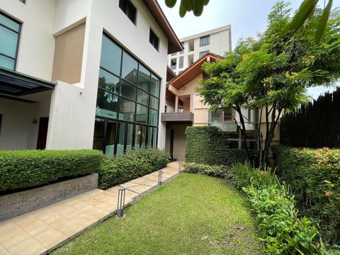 LTHC7209 – Single House FOR SALE in Ekkamai 5 beds 4 baths Size 650 Sq.M.Near BTS Ekkamai station ONLY 110 MB