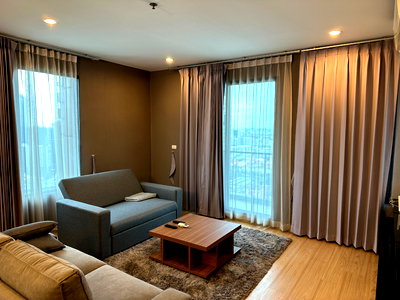 Condos for sale : Luxury condo for sale in the heart of the city, Villa Asoke, 41st floor, 125.42 sq.m. Selling price 20M.