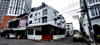 เช่าทาวน์โฮม ถนนรามคำแหง : HR3331ให้เช่าทาวน์โฮม 3 ชั้น หลังมุม รีโนเวทใหม่ ทำเลทองพระราม 9 เหมาะเป็น Home Office / คาเฟ่ /อยู่อาศัย