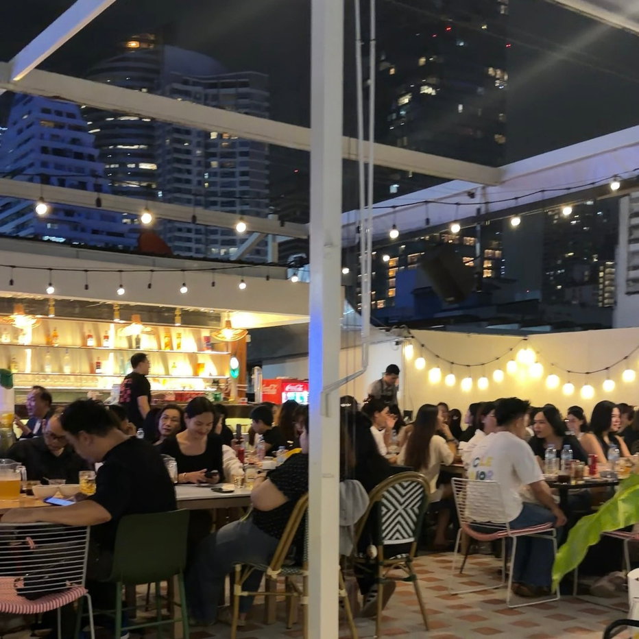 รูป เซ้งร้านนั่งชิลใจกลางสีลม วิวตึกมหานคร - รูปที่ 1/8