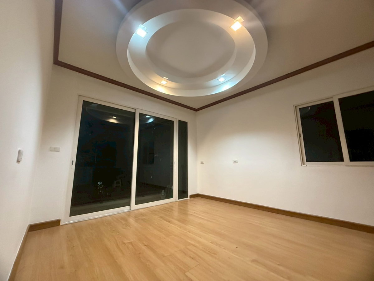 picture Golden Neo Onnut - Pattanakarn - 11/21