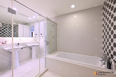 อกัสตัน สุขุมวิท 22  คอนโด Luxury ราคาพิเศษ