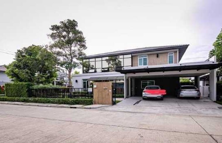 Single house for sale in Mandana Westgate Village, Nonthaburi. 330 sq.m., 107 sq.wa., 4 bedrooms, 6 bathrooms. Near Central Westgate.