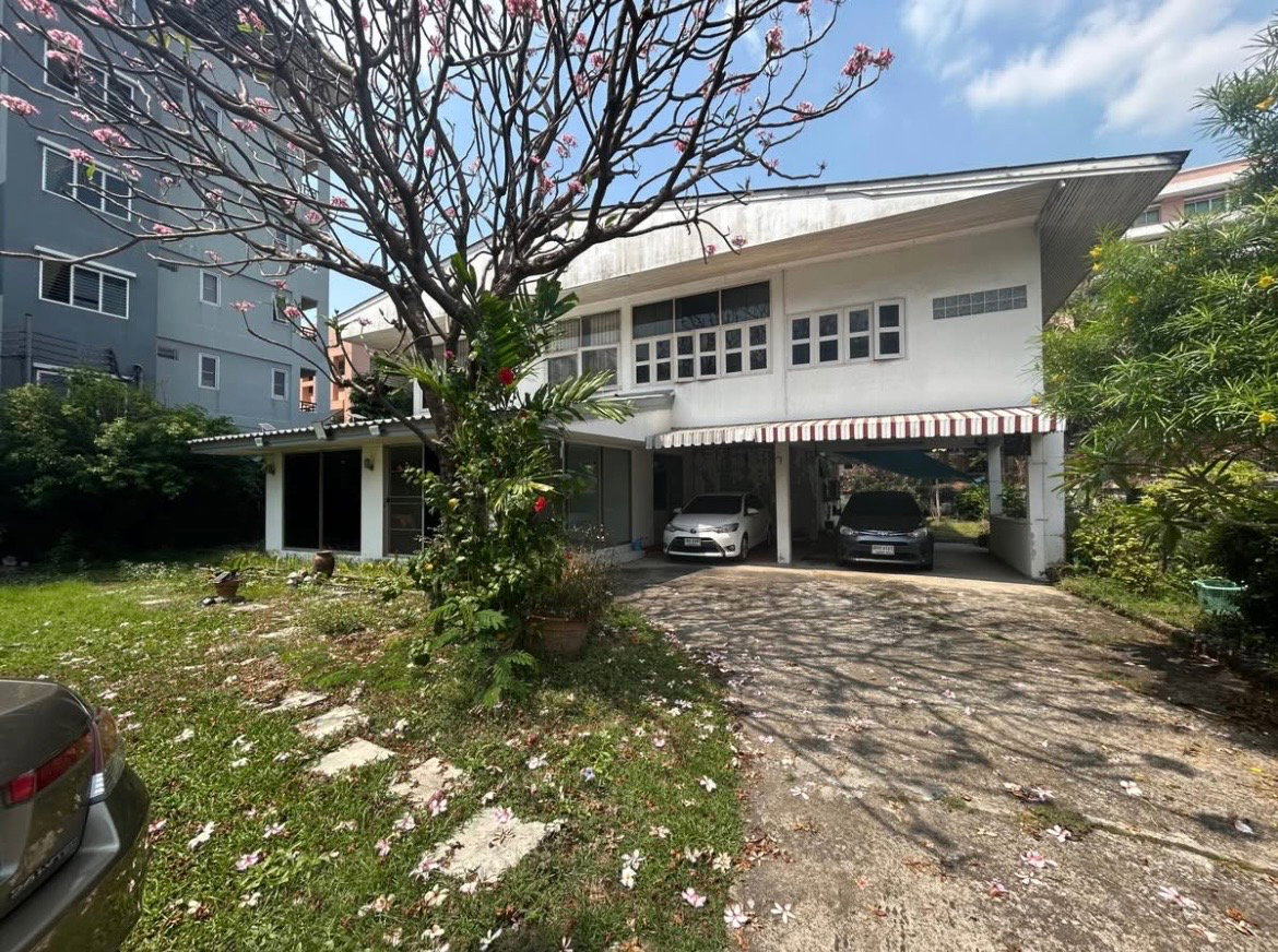 รูป ขายบ้านพร้อมที่ดิน สวนขนาดใหญ่ 241 ตรว ในซอย ลาดพร้าว126 - รูปที่ 1/10