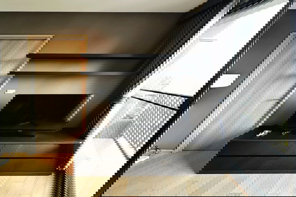 รูป 🔥เช่าด่วน !! HQ Thonglor, 1 ห้องนอน, 1 ห้องน้ำ, ห้องไซส์ใหญ่, ชั้นสูง 29++, ห้องมุม !!🔥Code C20240100817 แต่งครบ, พร้อมเข้าอยู่📣📣 - รูปที่ 3/8