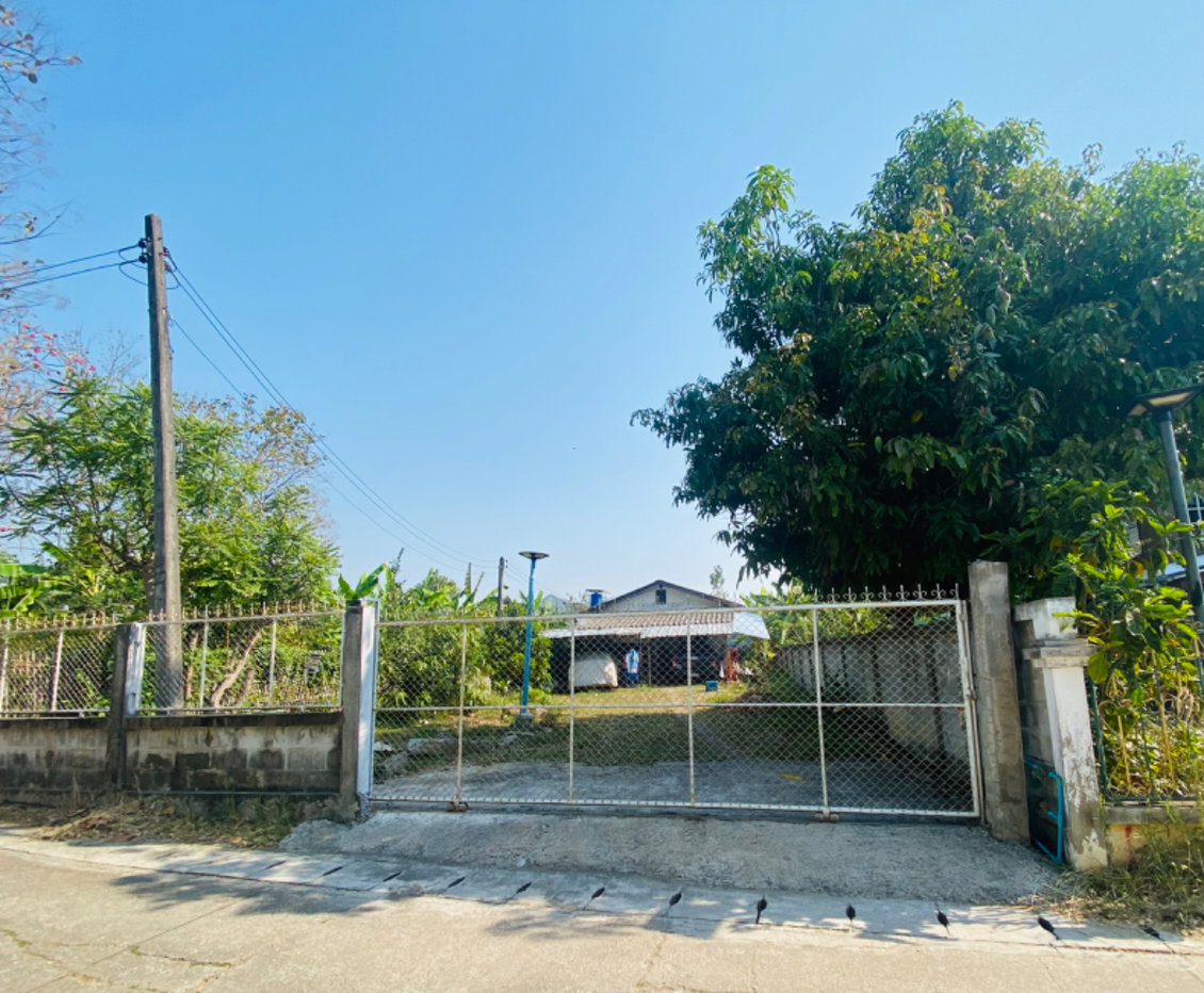 รูป ขายบ้านเดี่ยวพร้อมที่ดิน ทำเลทองลำพูน พื้นที่กว้าง 424 ตร.ม.(หมู่บ้านศรีบุญยืน ใกล้นิคม ,สนามบินเชียงใหม่,ห้างสรรพสินค้า) - รูปที่ 3/7