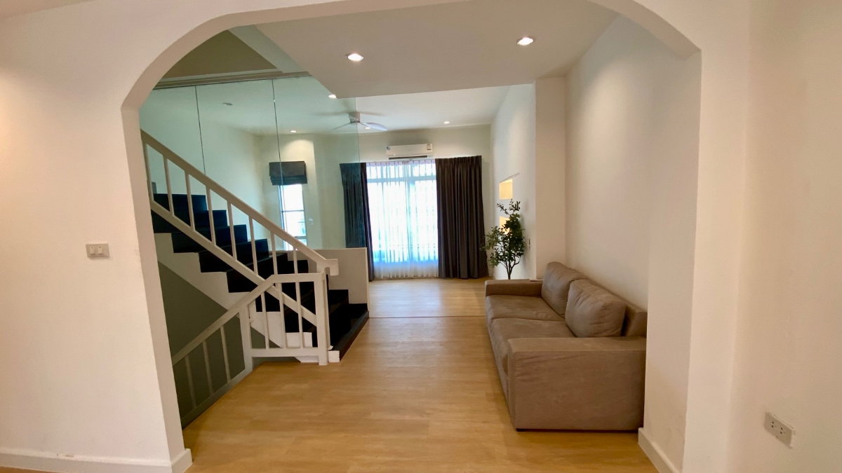 รูป ให้เช่าทาวน์โฮม 3 ชั้น รีโนเวทใหม่ บ้านกลางเมือง ลาดพร้าว–โยธินพัฒนา ใกล้ Central EastVille ทำเลเลียบด่วน เหมาะอยู่อาศัยหรือทำโฮมออฟฟิศ - รูปที่ 24/55