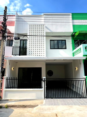 ทาวน์โฮม เพชรเกษม 112 : ขายทาวน์เฮ้าส์ : หมู่บ้านณัฐกานต์ เพชรเกษม 112 ขนาดพื้นที่ 18 ตารางวา 4 ห้องนอน 2 ห้องน้ำ ตกแต่งใหม่พร้อมอยู่