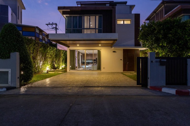 บ้านเดี่ยวให้เช่า : ให้เช่าบ้านพูลวิลล่า 3 ชั้น Rochalia Resort Villas เชียงใหม่ ใกล้ Lanna International School (R988) T.0946511456