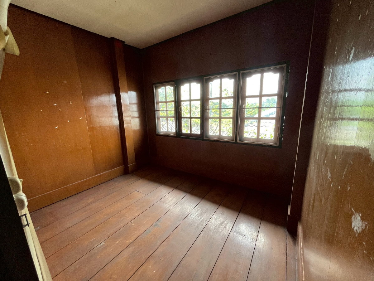 รูป ขายบ้านสวนสองชั้น พร้อมที่ดิน มีรั้วล้อมรอบ — สารภี เชียงใหม่ - รูปที่ 11/29