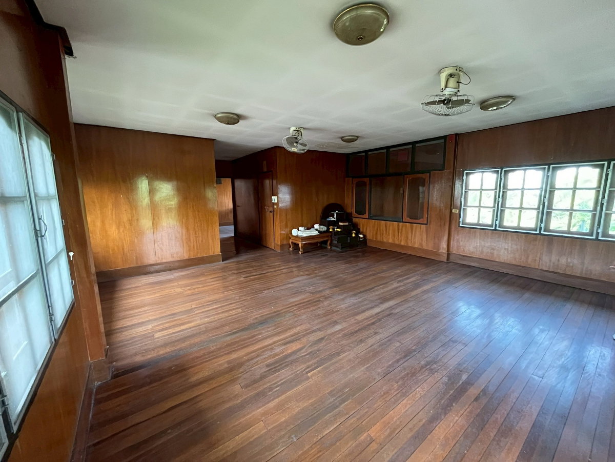 รูป ขายบ้านสวนสองชั้น พร้อมที่ดิน มีรั้วล้อมรอบ — สารภี เชียงใหม่ - รูปที่ 10/29