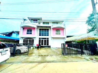 เช่าอาคารพาณิชย์ วิทยาลัยดุสิตธานี : สวนหลวง ร.9 900ม.ดีไซน์ทันสมัย พัฒนาการ 91-99 9นอน 4 น้ำ อาคาร 4ชั้นสภาพสวย 100ตร.ว. 700ตร.ม.