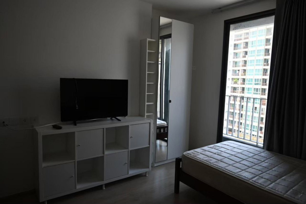 รูป Ideo Q Chula Samyan【𝐑𝐄𝐍𝐓】🔥ห้องสไตล์โมเดิร์น บอกเลยมินิมอลมาก จุของได้เยอะ ดูสบายตาสุดๆ เฟอร์นิเจอร์ครบ 🔥 ติดต่อไลน์ไอดี: @hacondo - รูปที่ 2/4