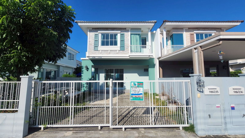 Twin houses for sale : Twin house for sale (2-storey) in Villaggio Pracha Uthit 90 project. Great price – selling at a loss. ready to move in immediately.