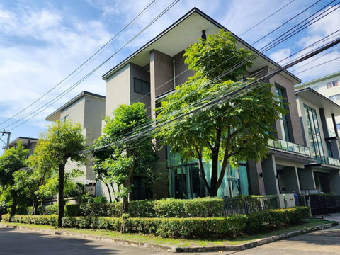 Modern Luxury Home 3 ชั้น เชื่อมต่อเส้นเลียบทางด่วนได้ทันที พร้อมเดินทางไปเอกมัย-ทองหล่อ 🚘
