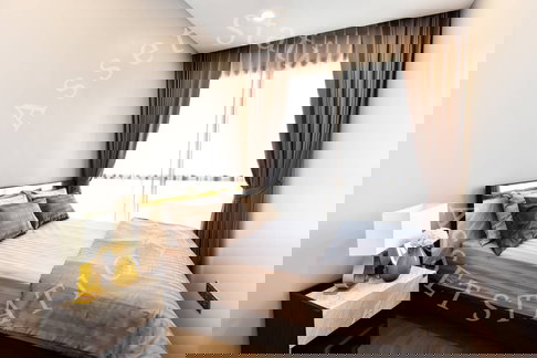 🏢✨ Ashton Chula-Silom, offers spacious rooms with complete furnishings near Samyan MRT station.🚅