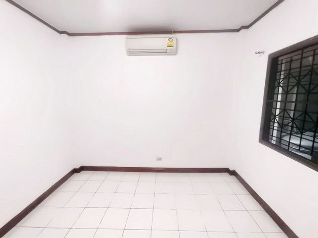 รูป  บ้านเดี่ยวพร้อมอยู่ ทำเลทอง ใกล้สนามบินดอนเมือง ✈️ เข้าอยู่ได้เลย ไม่ต้องทำเพิ่ม - รูปที่ 28/30