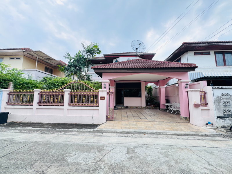 ขายบ้านเดี่ยว : ขายบ้านเดี่ยว ติดถนนบรมราชชนนี 51 ตร.ว. หมู่บ้านพงษ์ศิริชัย 3 เดินทางสะดวกเข้าเมืองง่าย