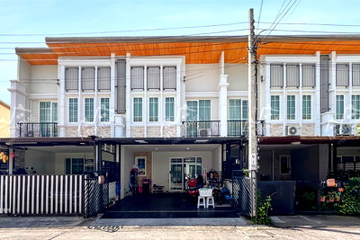 ทาวน์โฮม ช่างชุ่ย : โกลเด้น ทาวน์ 2 ปิ่นเกล้า-จรัญสนิทวงศ์ ต่อเติมครบ ทำเลดีใกล้ทางด่วนศรีรัช