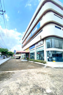 Office for rent Ratchaphak Technology And Management College : WS6925 🏢✨ Large showroom/office building in a prime location on Rama 9 main road ✨🏢 Only 500,000 baht/month