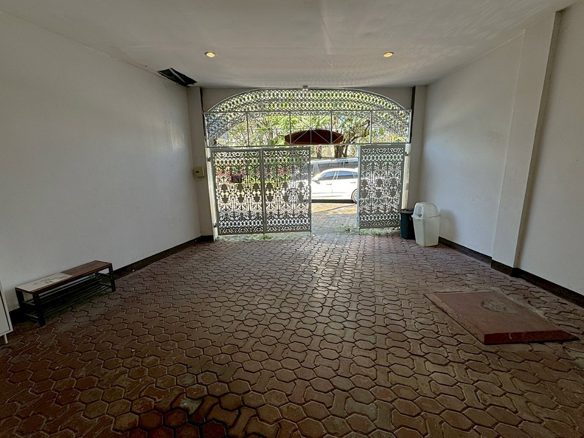 รูป ทาวเฮ้าท์ลักชัวรี่ ใจกลางพร้อมพงษ์ ตกแต่งหรู พร้อมสระว่ายน้ำ ** NO CO-AGENT ** - รูปที่ 6/25