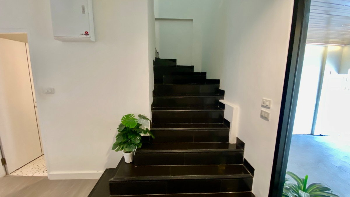 รูป ให้เช่าทาวน์โฮม 3 ชั้น รีโนเวทใหม่ บ้านกลางเมือง ลาดพร้าว–โยธินพัฒนา ใกล้ Central EastVille ทำเลเลียบด่วน เหมาะอยู่อาศัยหรือทำโฮมออฟฟิศ - รูปที่ 15/55