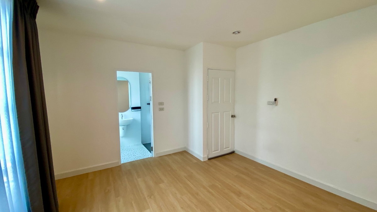 รูป ให้เช่าทาวน์โฮม 3 ชั้น รีโนเวทใหม่ บ้านกลางเมือง ลาดพร้าว–โยธินพัฒนา ใกล้ Central EastVille ทำเลเลียบด่วน เหมาะอยู่อาศัยหรือทำโฮมออฟฟิศ - รูปที่ 25/55