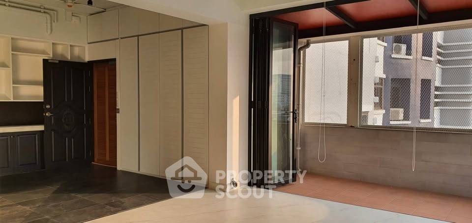picture 2-BR Condo at Sun Palace Condominium in Bang Kapi (ID 2316553) - 3/6