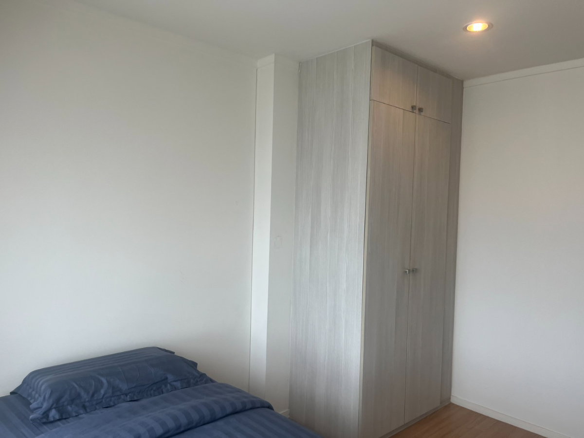 picture Selling a 28 sq.m. studio apartment at Life One Wireless. - 8/13