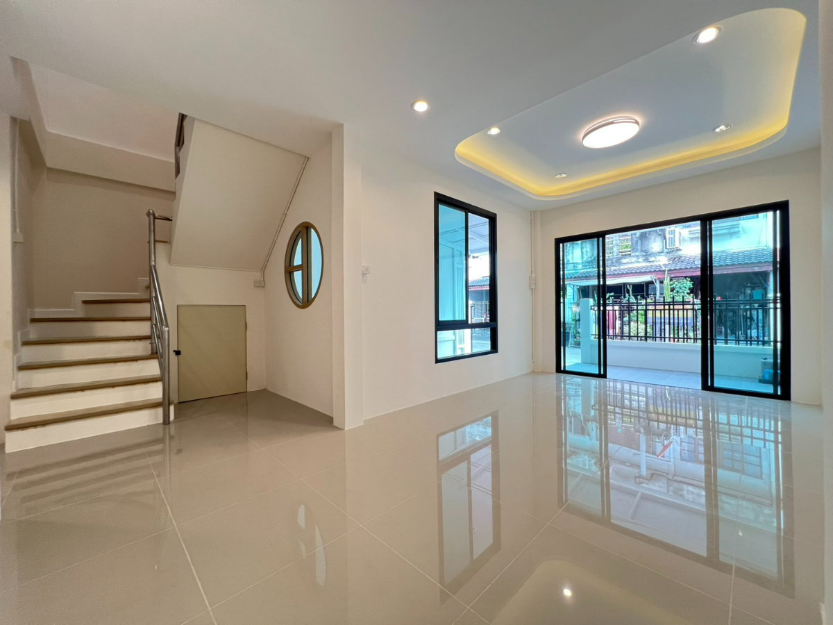 รูป ขายทาวน์เฮ้าส์ : หมู่บ้านณัฐกานต์ เพชรเกษม 112 ขนาดพื้นที่ 18 ตารางวา 4 ห้องนอน 2 ห้องน้ำ ตกแต่งใหม่พร้อมอยู่ - รูปที่ 2/24