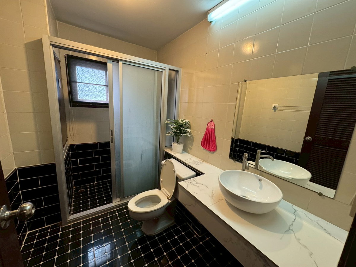 รูป ทาวเฮ้าท์ลักชัวรี่ ใจกลางพร้อมพงษ์ ตกแต่งหรู พร้อมสระว่ายน้ำ ** NO CO-AGENT ** - รูปที่ 10/25