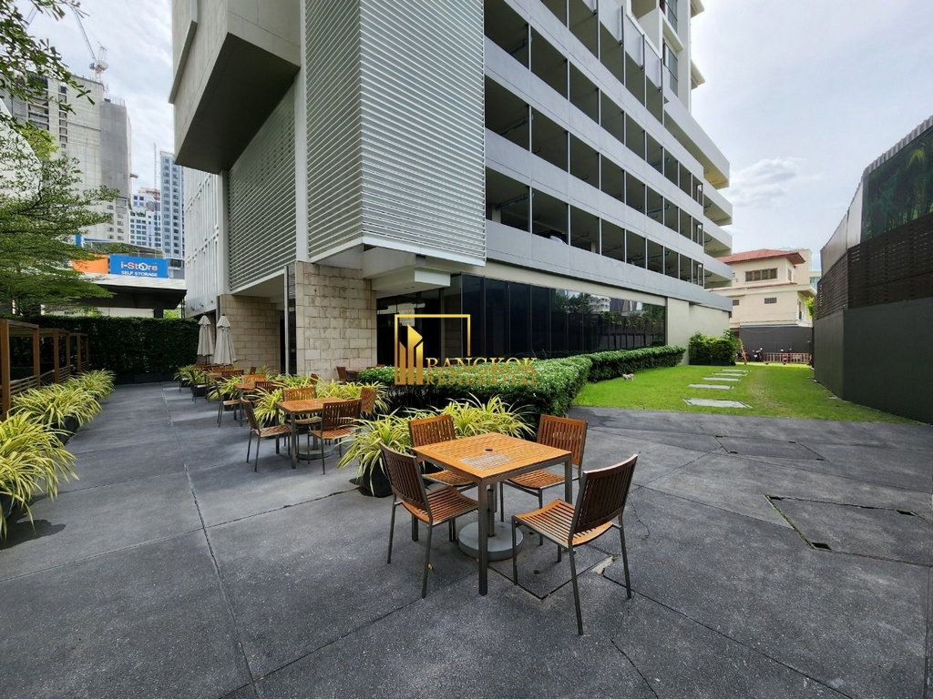 รูป Emporio Place | Contemporary 2 Bed Duplex Condo For Rent in Phrom Phong -  BR12468CD - รูปที่ 25/37