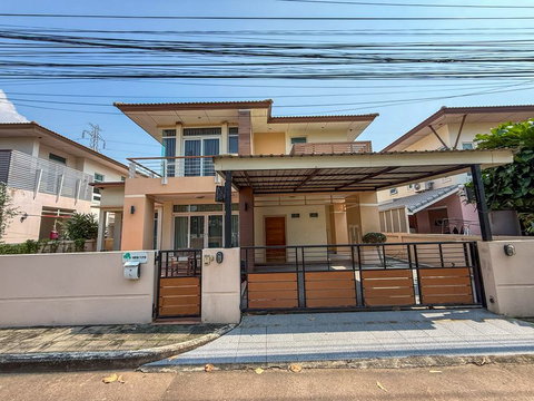Luxury detached house in Country Home Lake & Park, Sriracha, near J-Park shopping mall.