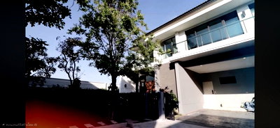 บ้านเดี่ยวให้เช่า : บ้านเดี่ยวพร้อมให้เช่า เฟอร์นิเจอร์ครบ เข้าอยู่ได้ทันที ใกล้ Brighton College Bangkok และสนามกอล์ฟ ⛳