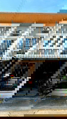 เช่าทาวน์โฮม เดอะ คริสตัล : 🏡✨ ปล่อยเช่าทาวน์โฮม 2 ชั้น นวมินทร์ 42 3 ห้องนอน 2 ห้องน้ำ ฟังก์ชันครบ พร้อมอยู่ 🚫 ไม่อนุญาตเลี้ยงสัตว์ 💰 ค่าเช่าเพียง 22,000 บาท/เดือน